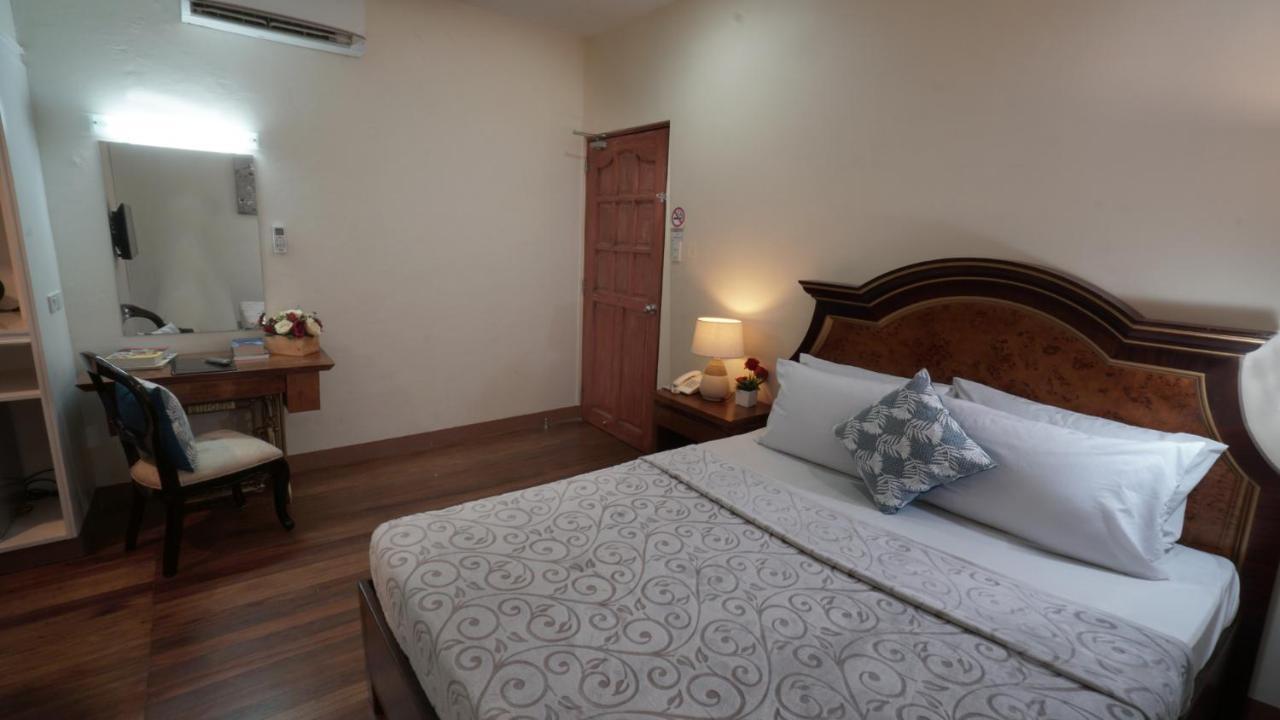 1775 Adriatico Suites Манила Экстерьер фото